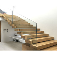 Escalier flottant droit, escalier intérieur, escalier dans le salon, la cuisine d'une maison préfabriquée avec rampes et éclairage
