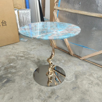 Table d'appoint ronde en marbre de luxe moderne avec pied en métal torsadé artistique pour la maison, l'hôtel, le salon, la chambre à coucher