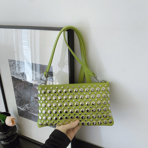 <span class=keywords><strong>Sac</strong></span> à bandoulière rectangulaire grande capacité style punk gothique avec rivets argentés anti-décoloration - Product Image 3