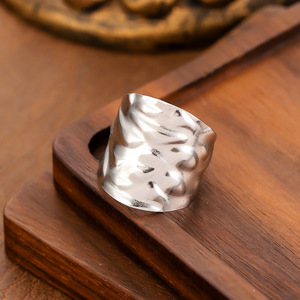 Anillo Abierto Grueso de Acero Inoxidable con Baño de Oro de 18k, Estilo <span class=keywords><strong>Punk</strong></span>, Impermeable, Anillo de Sello Martillado, Venta al por Mayor de Joyería de Moda - Product Image 4