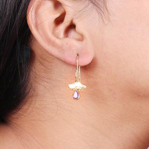 Boucles d'oreilles en laiton plaqué or avec améthyste, bijoux pour femme pour le bureau, finition martelée - Product Image 2