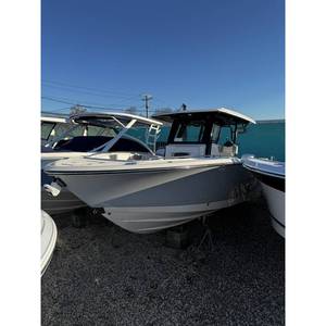Bateau de travail et de divertissement professionnel Robalo R300 2025, moteur, coque en fibre de verre, acier et aluminium, 30 pieds 6 pouces - Product Image 2