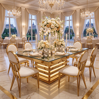 Table rectangulaire de mariage moderne et durable avec plateau en verre et structure en acier inoxydable, table de luxe pour événements de mariage
