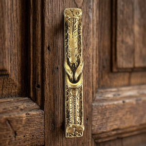 Manija de puerta rectangular tradicional de latón con diseño tallado intrincado, herrajes duraderos para muebles - Product Image 4
