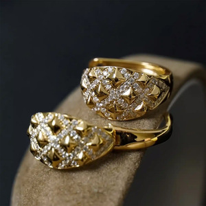 แหวนแฟชั่น ทองคำ รูปทรงพีระมิด ประดับเพชรเม็ดเล็ก สวมใส่ได้ทุกวัน - Product Image 1
