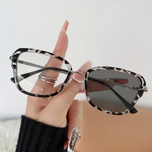 Nouvelle Arrivée Lunettes Anti-Lumière Bleue Asymétriques Monture Tendance à Verres Photochromiques pour Hommes et Femmes Dropshipping Gafas De Sol - Product Image 3