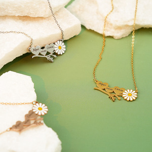 Collana in acciaio inossidabile con luce coraggiosa personalizzabile a tre cuori Daisy <span class=keywords><strong>fiore</strong></span> placcato in oro gioielli di famiglia <span class=keywords><strong>nome</strong></span> fatto da te personalizzato - Product Image 3