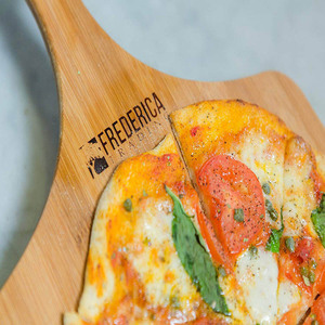 Tabla de pizza de bambú, madera natural con asa para uso en la cocina, tabla de cortar sostenible para servir y cortar pizza - Product Image 3