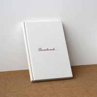 Journal personnalisé avec couverture en tissu de lin rigide imprimée, logo estampé or, pages lignées pour la prise de notes