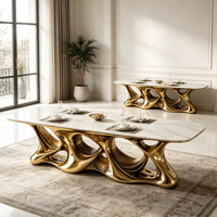 Table à manger sculpturale en fibre de verre avec cadre doré brillant et plateau rectangulaire en marbre blanc pour un intérieur de salle à manger moderne et luxueux