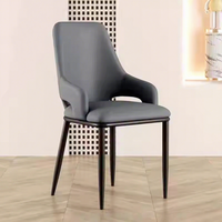 Chaise de salle à manger en cuir artisanal avec dossier ergonomique, pieds en métal robustes et structure supérieure
