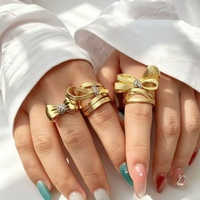 18K Vergoldeter Messing-Ring im Kokett-Stil mit Zirkonia-Besatz und Schleife, Anlaufbeständig und Hochglanzpoliert, als Geburtstagsgeschenk für Sie
