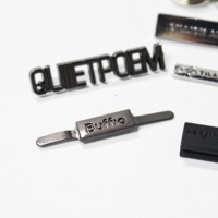 Étiquettes de logo 3D personnalisées en métal pour vêtements et sacs, avec découpe laser, en alliage de zinc écologique, plaques de marque gaufrées/découpées au laser