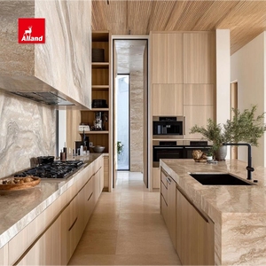 <span class=keywords><strong>Cucina</strong></span> Alland Quiet Luxury con Mobili in Impiallacciatura di Rovere <span class=keywords><strong>Bianco</strong></span> e Isola con Piano in Marmo Calacatta Gold a Cascata - Product Image 2