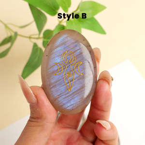 Cristallo naturale <span class=keywords><strong>blu</strong></span> <span class=keywords><strong>luna</strong></span> guarigione <span class=keywords><strong>pietra</strong></span> <span class=keywords><strong>di</strong></span> palma incisa Semi-preziosa artigianato all'ingrosso per il regalo del Festival - Product Image 5