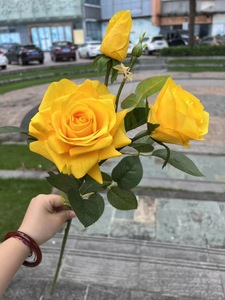 Roses jaunes artificielles de haute qualité en gros pour la décoration de mariage et de la maison - Product Image 1