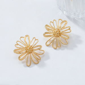 2025 nuovo arrivo Punk donna grande metallo Vintage retrò grandi orecchini esagerati fiori semplici palazzo retrò orecchini in oro 18K - Product Image 5
