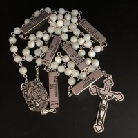 Collier religieux mignon en coquillage de mer et nacre, avec centre de la Vierge de Fatima et connecteur des Cinq Mystères