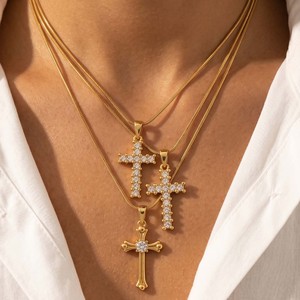 Collana con Pendente a Croce in Acciaio Inossidabile Placcato Oro, con Zirconia Cubica e Catena a Serpente, Stile Gotico Religioso Stratificato - Product Image 1