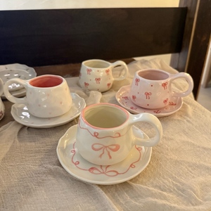 Set di tazze da tè da caffè in ceramica 2025 Chic dipinto a mano <span class=keywords><strong>con</strong></span> piattini <span class=keywords><strong>con</strong></span> Design a fiocco rosa inclusi tazze di porcellana - Product Image 5
