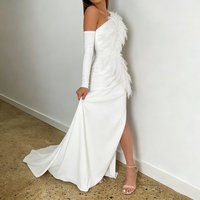Robes de soirée formelles maxi ajustées pour femmes, tendance, en satin blanc, à une épaule, avec décoration en plumes, manches longues, fente haute, ourlet traînant
