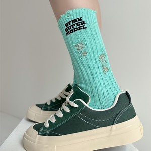 Nouvelles chaussettes mi-mollet pour hommes et femmes, effet usé, franges, couleurs contrastées, designs chics, tendance, confortables, chaussettes extensibles, chaussettes décontractées - Product Image 1