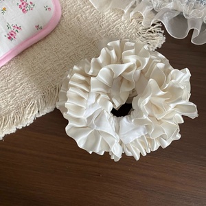 Élastiques à cheveux en dentelle blanche faits main en France, accessoires floraux en satin pour femmes et filles - Product Image 3