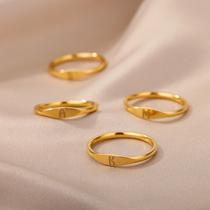 Anillos de acero inoxidable ODM Letras grabadas en tiras planas Anillo con inicial del nombre de la marca Anillo personalizado de color dorado de 18K - Product Image 4