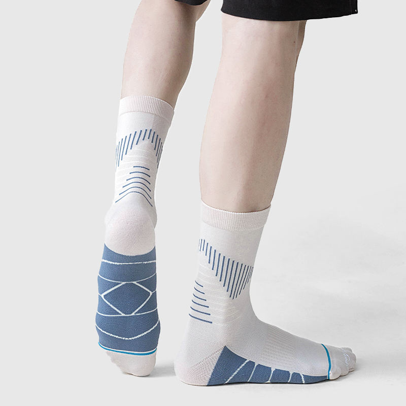 Professional Wholesale Custom Moisture-Wicking Anti-Slip Sports Training Athletic Grip Socks Hiking Socks