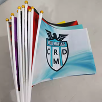 Drapeaux à main personnalisés imperméables avec logo imprimé en polyester pour les défilés, les célébrations, les événements en plein air