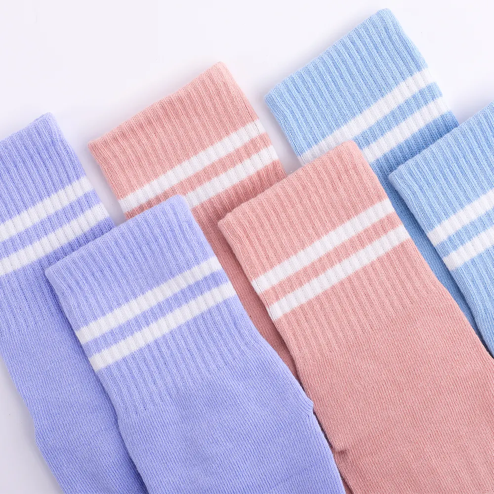 Vente en gros Chaussettes personnalisées antidérapantes en coton pour le yoga pilates avec poignées pour femmes