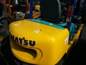 Montacargas Diésel Komatsu FD30 Usado Original de 3 Toneladas con Mástil de Tres Etapas en Excelentes Condiciones de Funcionamiento a Precio Competitivo - Product Image 2