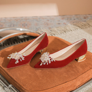 Sandalias de tacón con punta en punta de terciopelo rojo con decoración floral, zapatos de tacón medio para fiesta de boda, calzado cómodo para mujer - Product Image 1