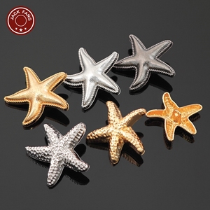 Botones Metálicos con Forma de Estrella Irregular Personalizados de Button Factory, Botones con Logotipo Grabado para Ropa - Product Image 4