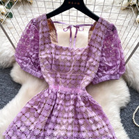 Robe décontractée élégante pour femme WIWT, en dentelle violette, coupe trapèze, col carré, manches courtes bouffantes, dos à nouer, ourlet superposé, idéale pour les fêtes et les occasions décontractées