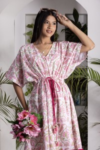 Robe Kaftan Rose Imprimée Aquarelle à Double Cordon avec Col en V et Ourlet Volanté – Tenue Décontractée et Élégante pour Femme, Idéale pour l'Été - Product Image 3