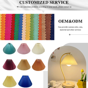 Abat-jour plissé en tissu fait main, design moderne et élégant, pour lampe de chevet avec couvercles de protection. - Product Image 3