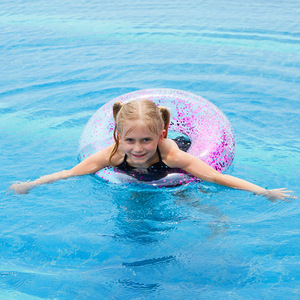 Anillo de natación plegable de PVC al por mayor flotador de piscina inflable transparente personalizado con bonito círculo de soplado brillante para nadar - Product Image 5