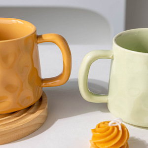 Taza de cerámica de color sólido con tapa y cuchara para café, té y desayuno. - Product Image 2