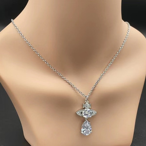 Cadena de Clavícula para Mujer, Diseño de Mariposa y Saturno con Circones de Alta Calidad, Chapada en Oro, Joyería de Moda al por Mayor - Product Image 3