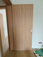 Porte intérieure moderne en bois composite imperméable avec écran en fibre de verre et verre en aluminium pour salle de bain et chambre à coucher