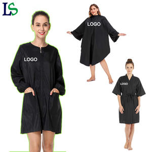 Blouse <span class=keywords><strong>de</strong></span> travail imperméable en polyester à manches courtes sans col pour femmes, idéale pour salons <span class=keywords><strong>de</strong></span> coiffure et instituts <span class=keywords><strong>de</strong></span> beauté, personnalisable avec logo - Product Image 1