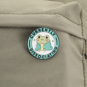 Broche amusante en émail Chat Grenouille Flottant, citation humoristique sur la santé mentale, badge de sac et de revers, bijou de mode, cadeau pour amis - Product Image 3