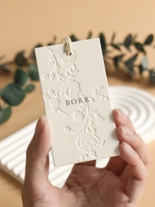 Thẻ treo bán buôn tùy chỉnh, thiết kế logo trên giấy đặc biệt, thẻ treo ép nổi dành cho quần áo - Product Image 4