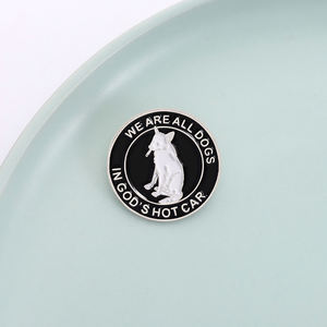 เราทุกคนเป็นสุนัขในพระเจ้าหมุดเคลือบรถร้อนแหลมกลัวสายรัดเนื้อเข็มกลัดสุนัขสีขาวป้ายเครื่องประดับของขวัญสำหรับเพื่อน - Product Image 1