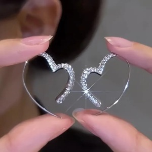 Orecchini a forma di cuore per donna, gioielli alla moda eleganti e scintillanti - Product Image 1