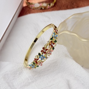 กำไลข้อมือเคลือบทองลายดอกไม้ ซีรีส์สวนโมเนต์ ดีไซน์ใหม่ ขายดี ประดับดอกไม้สี่ดอก สไตล์ฝรั่งเศส สำหรับผู้หญิง คริสเตียน - Product Image 5
