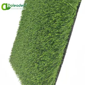 Grama artificial do telhado sintético verde que cobre a grama canadá