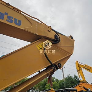 Excavadora hidráulica de cadenas Komatsu PC450 usada, una excavadora grande de 45 toneladas utilizada para minería, construcción y movimiento de tierras. - Product Image 4
