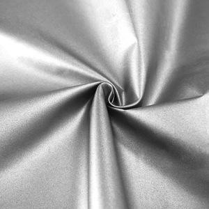 Vente en gros 210T polyester <span class=keywords><strong>taffetas</strong></span> argenté enduit imperméable tissu pare-soleil tissu <span class=keywords><strong>de</strong></span> couverture <span class=keywords><strong>de</strong></span> voiture tissu <span class=keywords><strong>de</strong></span> parapluie en <span class=keywords><strong>soie</strong></span> imperméable à la pluie - Product Image 2